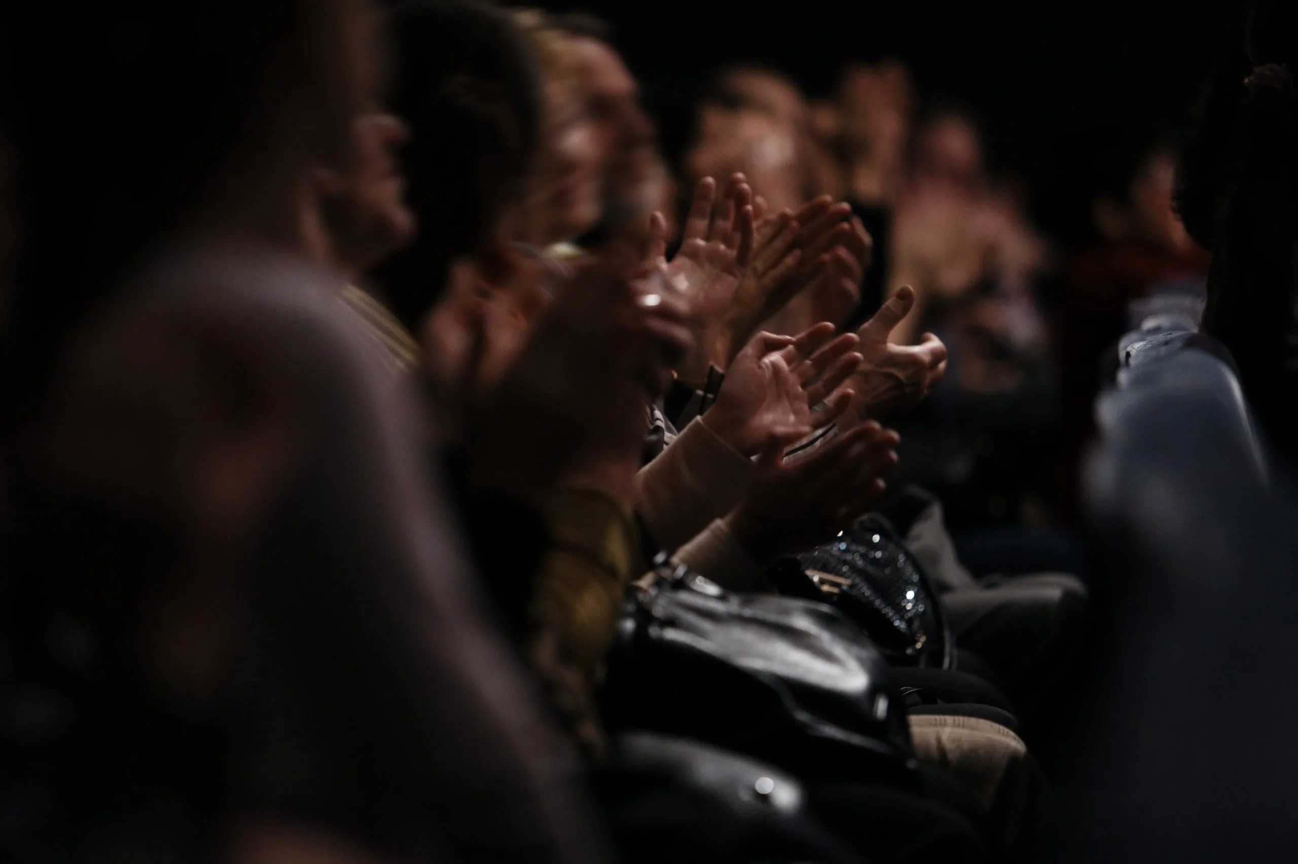 INICIO - Audience clapping their hands