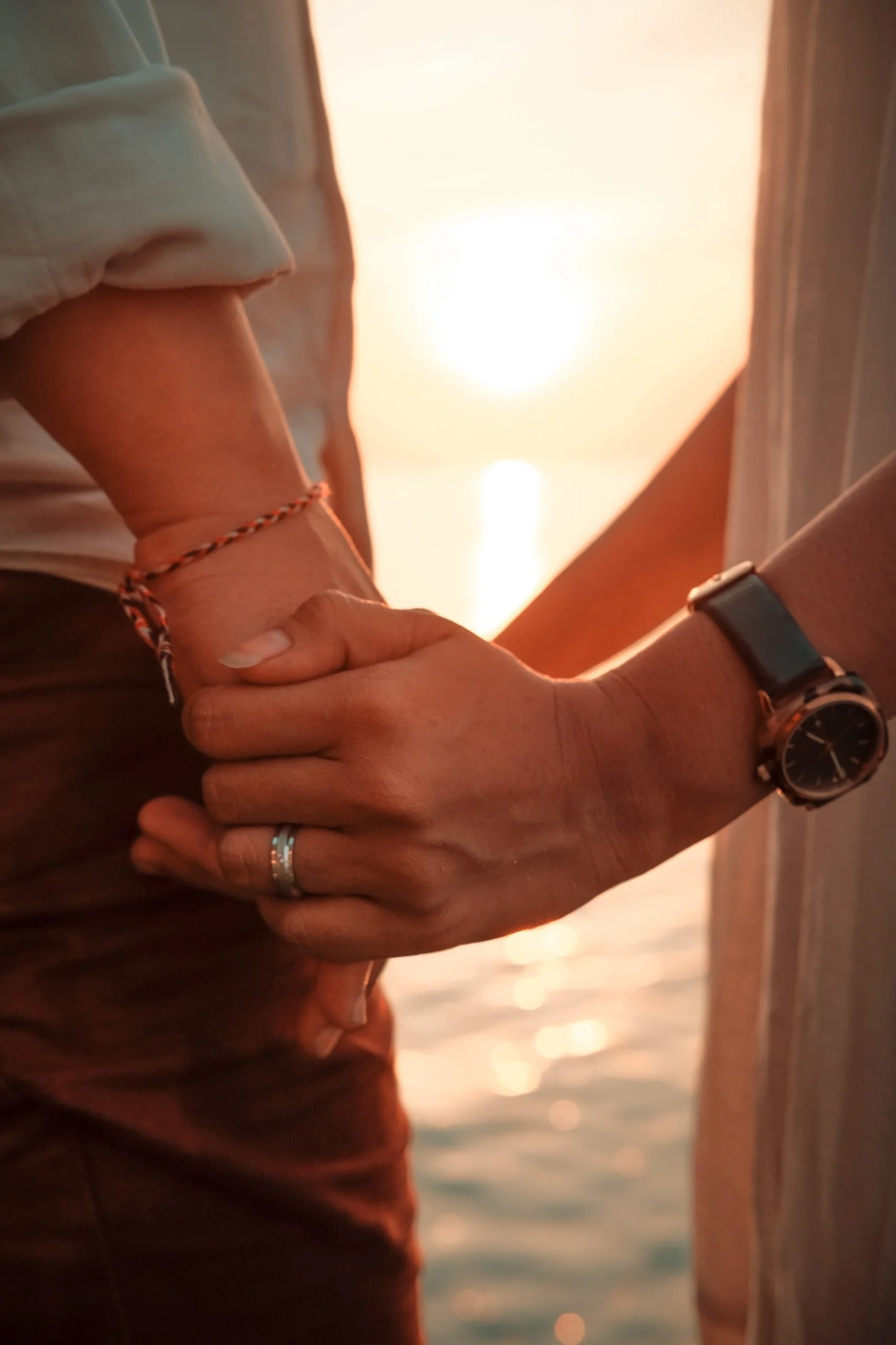 Parejas tomadas de la mano al atardecer en Caracas.