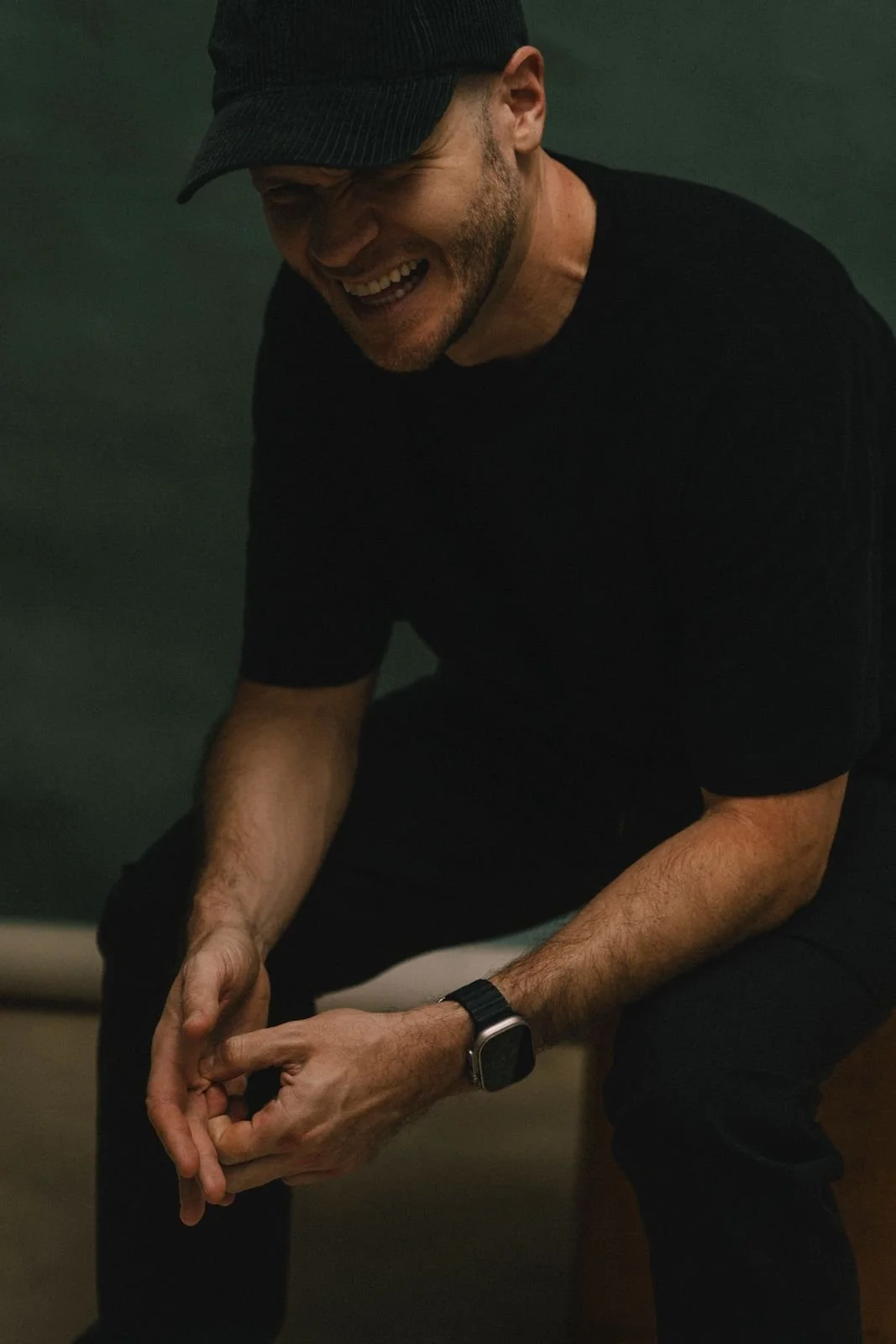 Santiago Molano sonriendo en su taller de parejas en Caracas.