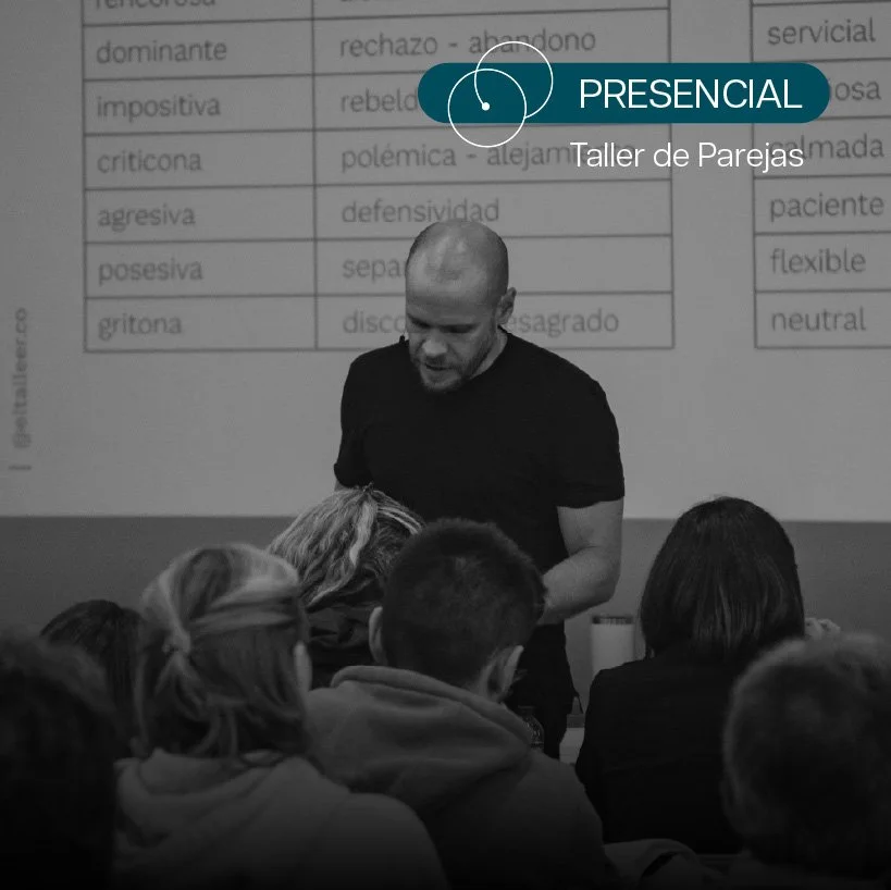 Santiago Molano impartiendo taller presencial de parejas en Caracas.